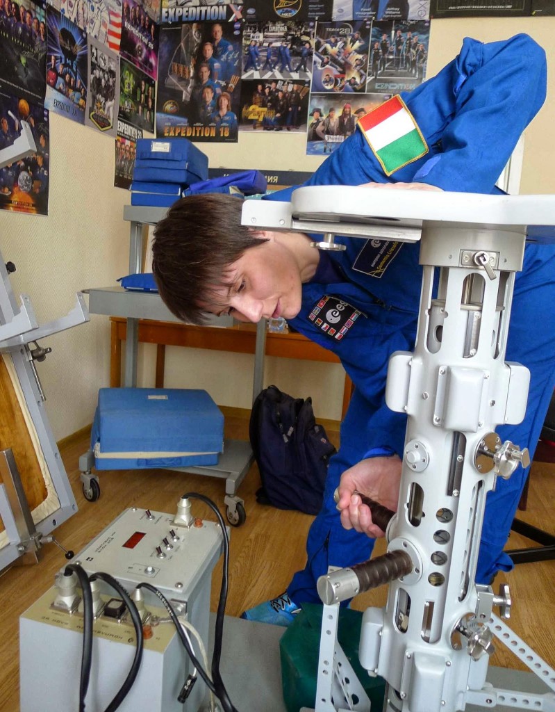 Samantha Cristoforetti esamina il dispositivo per la misura della massa corporea sulla ISS a Star City. Credit: Samantha Cristoforetti