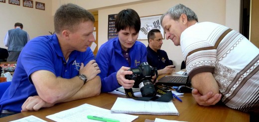 Samantha Cristoforetti e Terry Virts si addestrano a usare una fotocamera a Star City. Credit: Samantha Cristoforetti