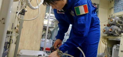 Samantha Cristoforetti sostituisce il contenitore dell'urina e dei rifiuti solidi della toilette nel mockup del segmento russo della ISS. Credit: Samantha Cristoforetti