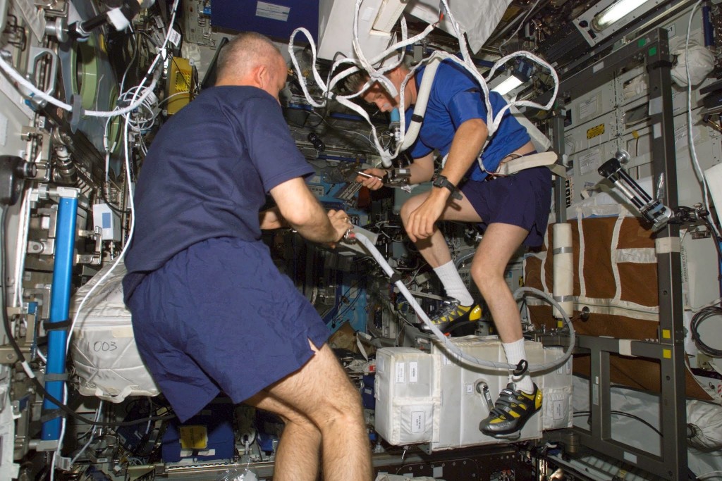 Thomas Reiter esegue una Periodic Fitness Assessment sul cicloergometro CEVIS della ISS. Credit: NASA