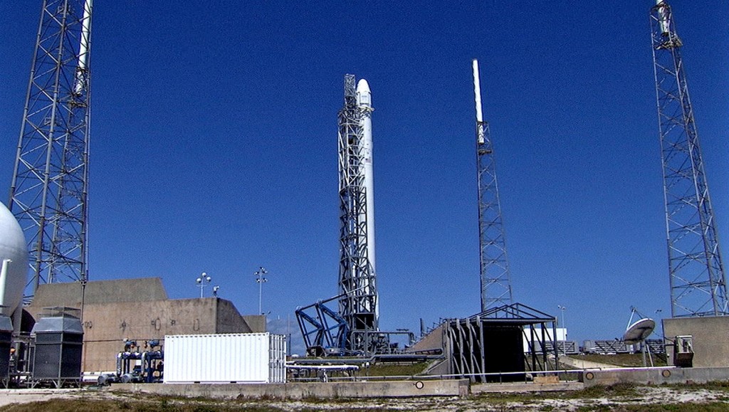 Il Falcon 9 sulla rampa per un tentativo di lancio della missione cargo Dragon CRS-3. Credit: NASA TV