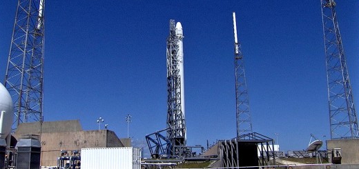 Il Falcon 9 sulla rampa per un tentativo di lancio della missione cargo Dragon CRS-3. Credit: NASA TV