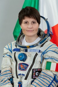 Ritratto ufficiale di Samantha Cristoforetti in tuta Sokol. Credit: Gagarin Cosmonaut Training Center