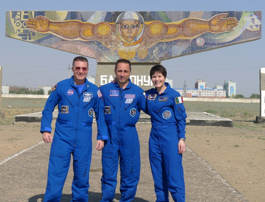 L'equipaggio di backup della Soyuz TMA-13M davanti al monumento di Baikonur. Credit: Samantha Cristoforetti