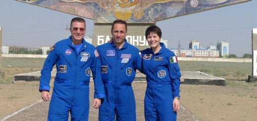 L'equipaggio di backup della Soyuz TMA-13M davanti al monumento di Baikonur. Credit: Samantha Cristoforetti
