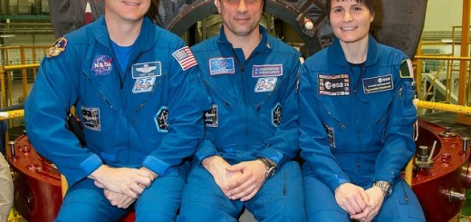 L'equipaggio di backup davanti alla Soyuz TMA-13M a Baikonur: Terry Virts, Anton Shkaplerov, Samantha Cristoforetti. Credit: Victor Zelentsov