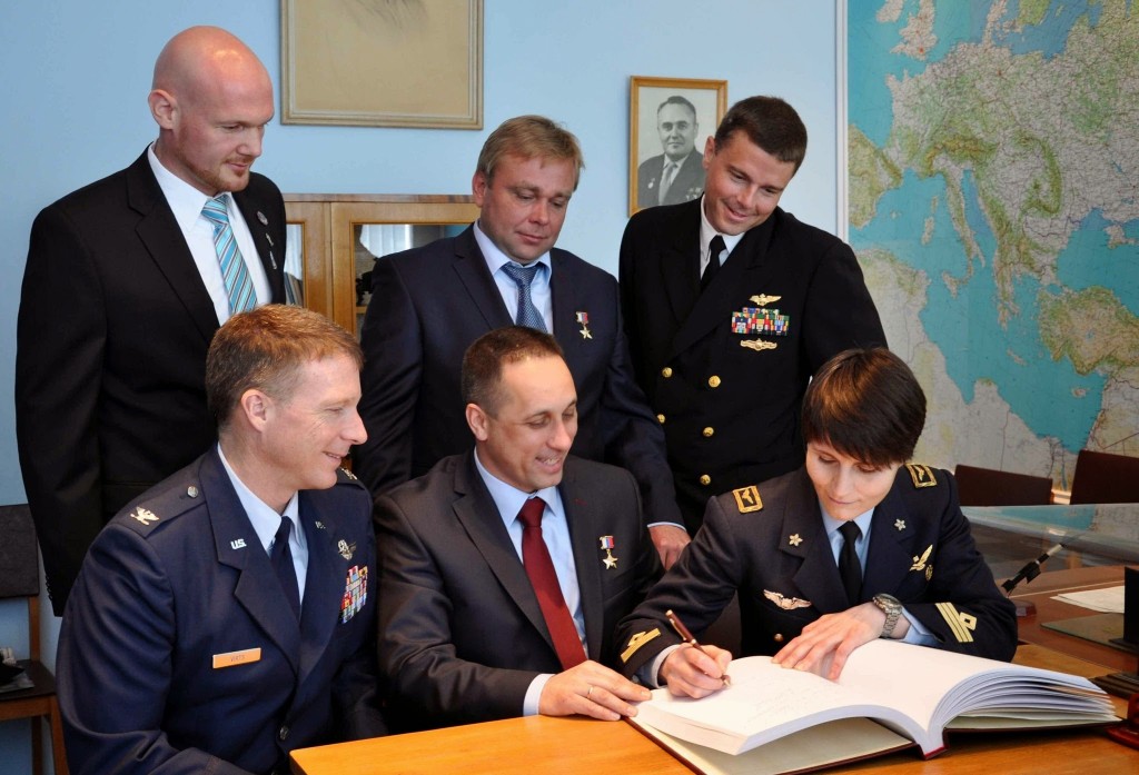 L'equipaggio di backup della Soyuz TMA-13M firma il registro dei visitatori nell'ufficio di Gagarin al museo di Star City. Credit: NASA