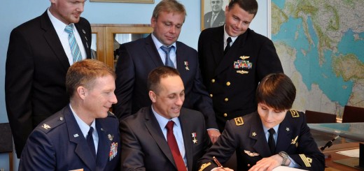 L'equipaggio di backup della Soyuz TMA-13M firma il registro dei visitatori nell'ufficio di Gagarin al museo di Star City. Credit: NASA