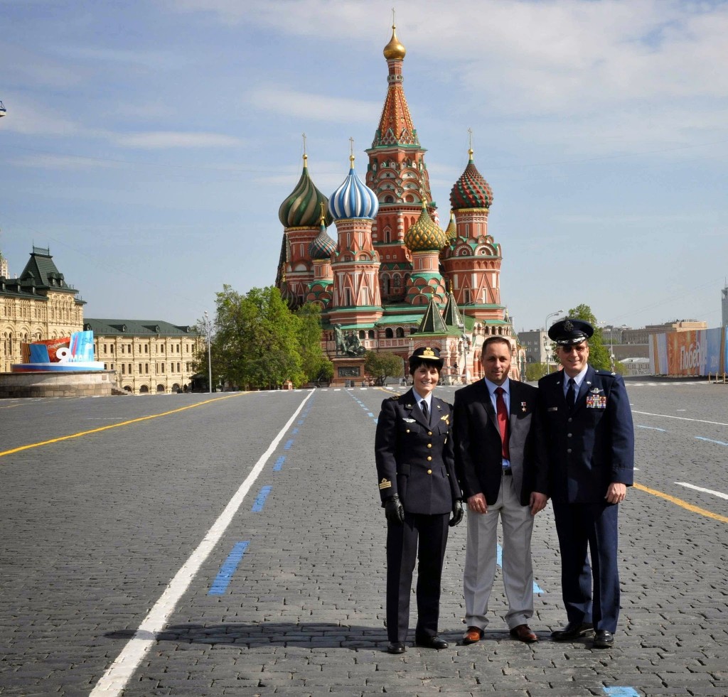 L'equipaggio di backup della Soyuz TMA-13M sulla Piazza Rossa dopo aver reso omaggio ai pionieri dello spazio: Samantha Cristoforetti, Anton Shkaplerov e Terry Virts. Credit: NASA