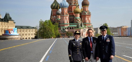 L'equipaggio di backup della Soyuz TMA-13M sulla Piazza Rossa dopo aver reso omaggio ai pionieri dello spazio: Samantha Cristoforetti, Anton Shkaplerov e Terry Virts. Credit: NASA