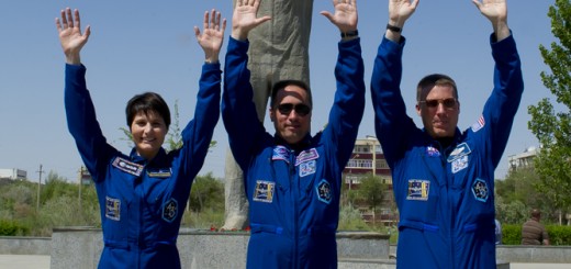 L'equipaggio di backup della Soyuz TMA-13M davanti al monumento a Gagarin di Baikonur: Samantha Cristoforetti, Anton Shkaplerov e Terry Virts. Credit: Gagarin Cosmonaut Training Center