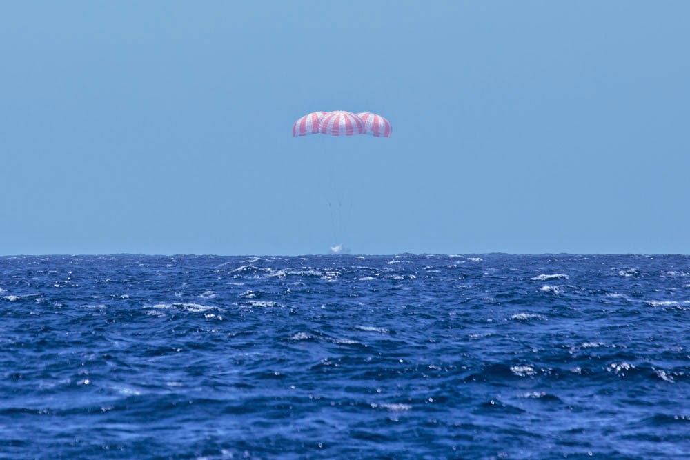 L'istante esatto dello splashdown. (C) SpaceX.