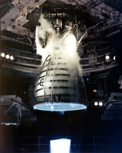 Ripresa ravvicinata durante un test di uno Shuttle Main Engine during a test firing presso il John C. Stennis Space Center in Hancock County, Mississippi. Credits: NASA