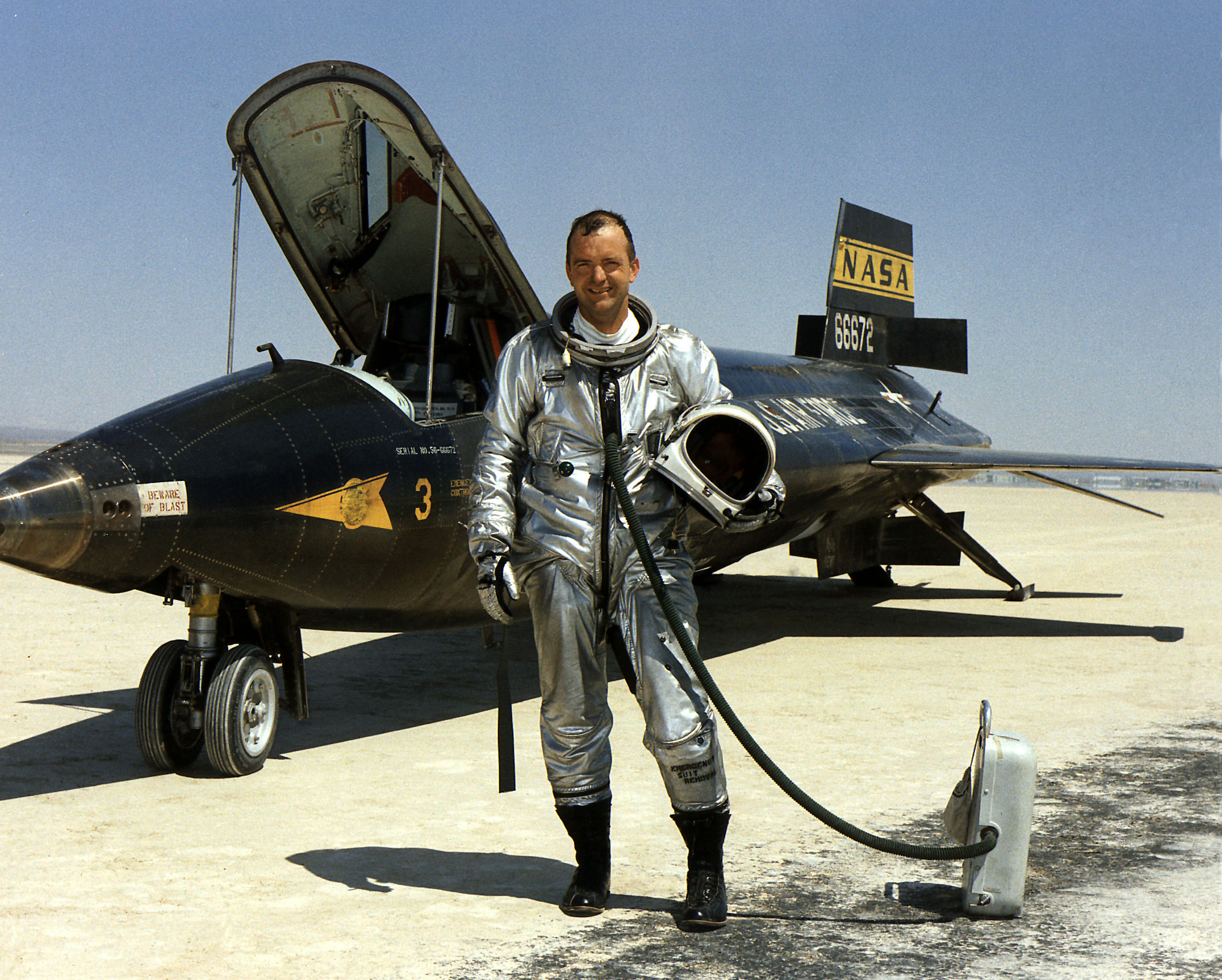 Bill Dana accanto a un X-15 nel 1967. Credit: NASA