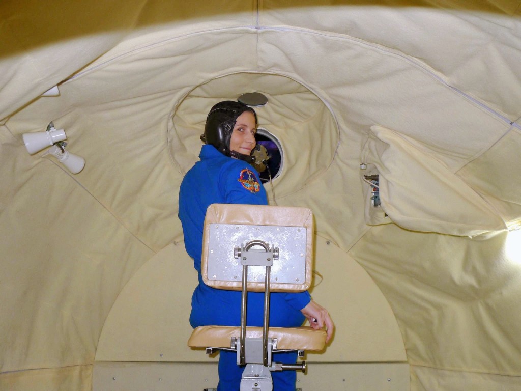 Samantha Cristoforetti usa un telemetro laser nel simulatore del modulo orbitale Soyuz. Credit: Samantha Cristoforetti