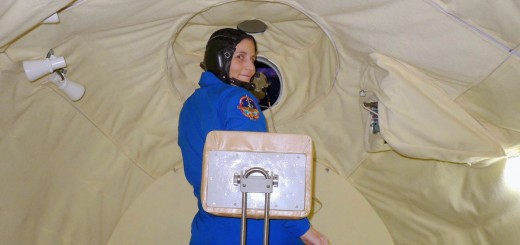 Samantha Cristoforetti usa un telemetro laser nel simulatore del modulo orbitale Soyuz. Credit: Samantha Cristoforetti