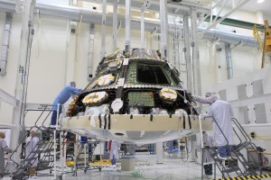 Installazione dello scudo termico su Orion (EFT-1).