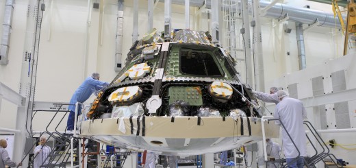 Installazione dello scudo termico su Orion (EFT-1).