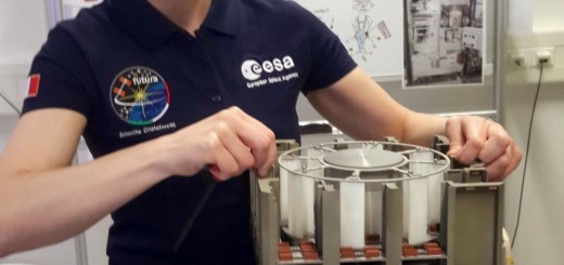 Samantha Cristoforetti con il contenitore di campioni biologici Kubik all'EAC. Credit: Samantha Cristoforetti