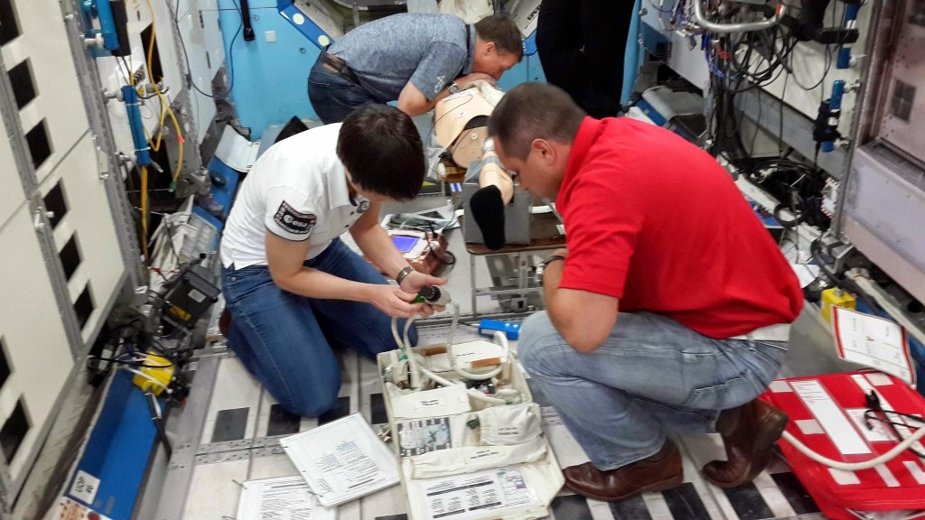 Samantha Cristoforetti e l'equipaggio della Soyuz TMA-15M si addestrano alla CPR nel mockup della ISS al JSC. Credit: Samantha Cristoforetti