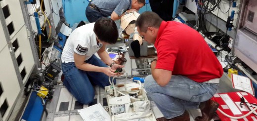 Samantha Cristoforetti e l'equipaggio della Soyuz TMA-15M si addestrano alla CPR nel mockup della ISS al JSC. Credit: Samantha Cristoforetti