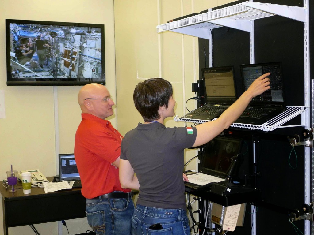 Samantha Cristoforetti e Scott Kelly si addestrano al simulatore software ROBOT per la cattura di veicoli cargo sulla ISS. Credit: Samantha Cristoforetti