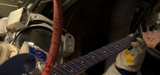 Serenata nell'airlock. Credit: Riccardo Rossi