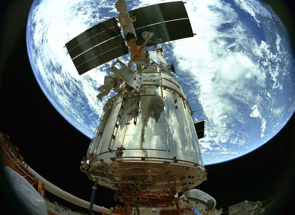 Una scena di un film IMAX girato in una missione Shuttle di riparazione del telescopio Hubble. Credit: NASA