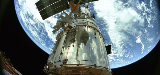 Una scena di un film IMAX girato in una missione Shuttle di riparazione del telescopio Hubble. Credit: NASA