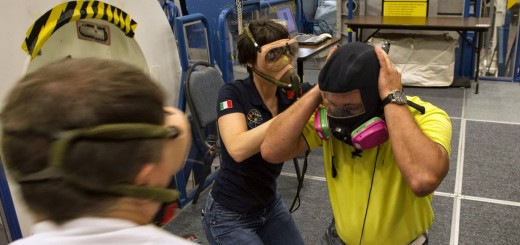 Samantha Cristoforetti in una simulazione di perdita di ammoniaca con l'equipaggio della Expedition 42 al JSC. Credit: ESA/S. Corvajaa