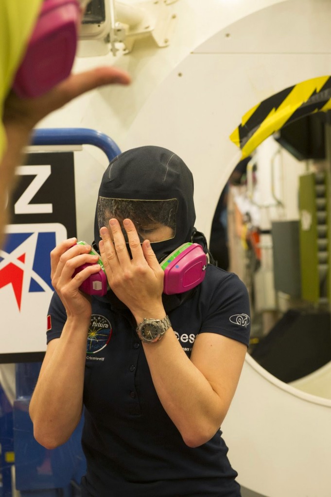 Samantha Cristoforetti esegue la procedura di purificazione della maschera in una simulazione di fuga di ammoniaca sulla ISS. Credit: ESA/S Corvaja