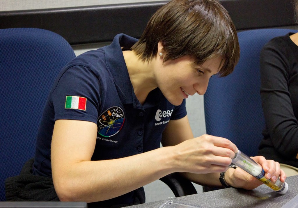 Samantha Cristoforetti si addestra all'esperimento APEX-03 sulle piante. Credit: NASA