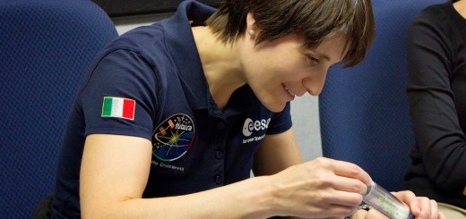 Samantha Cristoforetti si addestra all'esperimento APEX-03 sulle piante. Credit: NASA