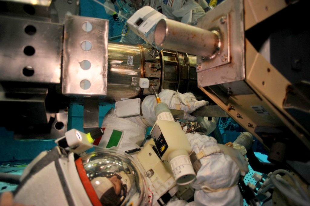 Samantha Cristoforetti in una simulazione di EVA al NBL per la sostituzione del Latching End Effector del braccio robotico della ISS. Credit: NASA
