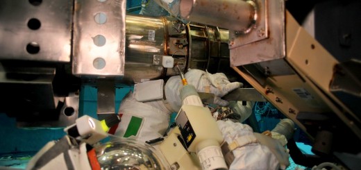 Samantha Cristoforetti in una simulazione di EVA al NBL per la sostituzione del Latching End Effector del braccio robotico della ISS. Credit: NASA