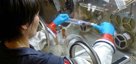 Samantha Cristoforetti si addestra al JSC all'esperimento Micro-5 sulle malattie infettive. Credit: Samantha Cristoforetti