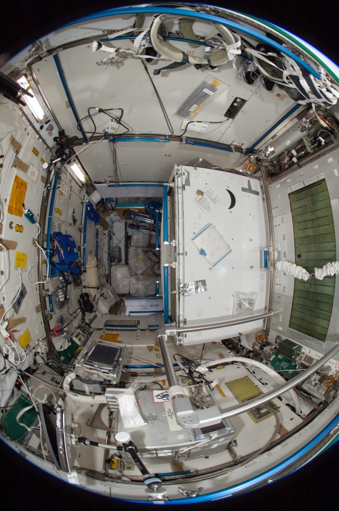 La toilette nel Nodo  3 della ISS. Credit: NASA/Expedition 31
