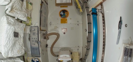 La toilette nel Nodo 3 della ISS. Credit: NASA/Expedition 31