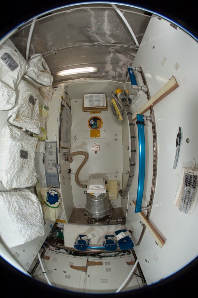 La toilette nel Nodo 3 della ISS. Credit: NASA/Expedition 31
