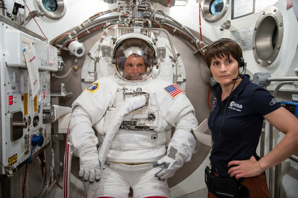Samantha Cristoforetti assiste Terry Virts per una sessione in camera a vuoto al JSC. Credit: NASA