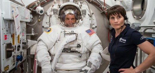 Samantha Cristoforetti assiste Terry Virts per una sessione in camera a vuoto al JSC. Credit: NASA