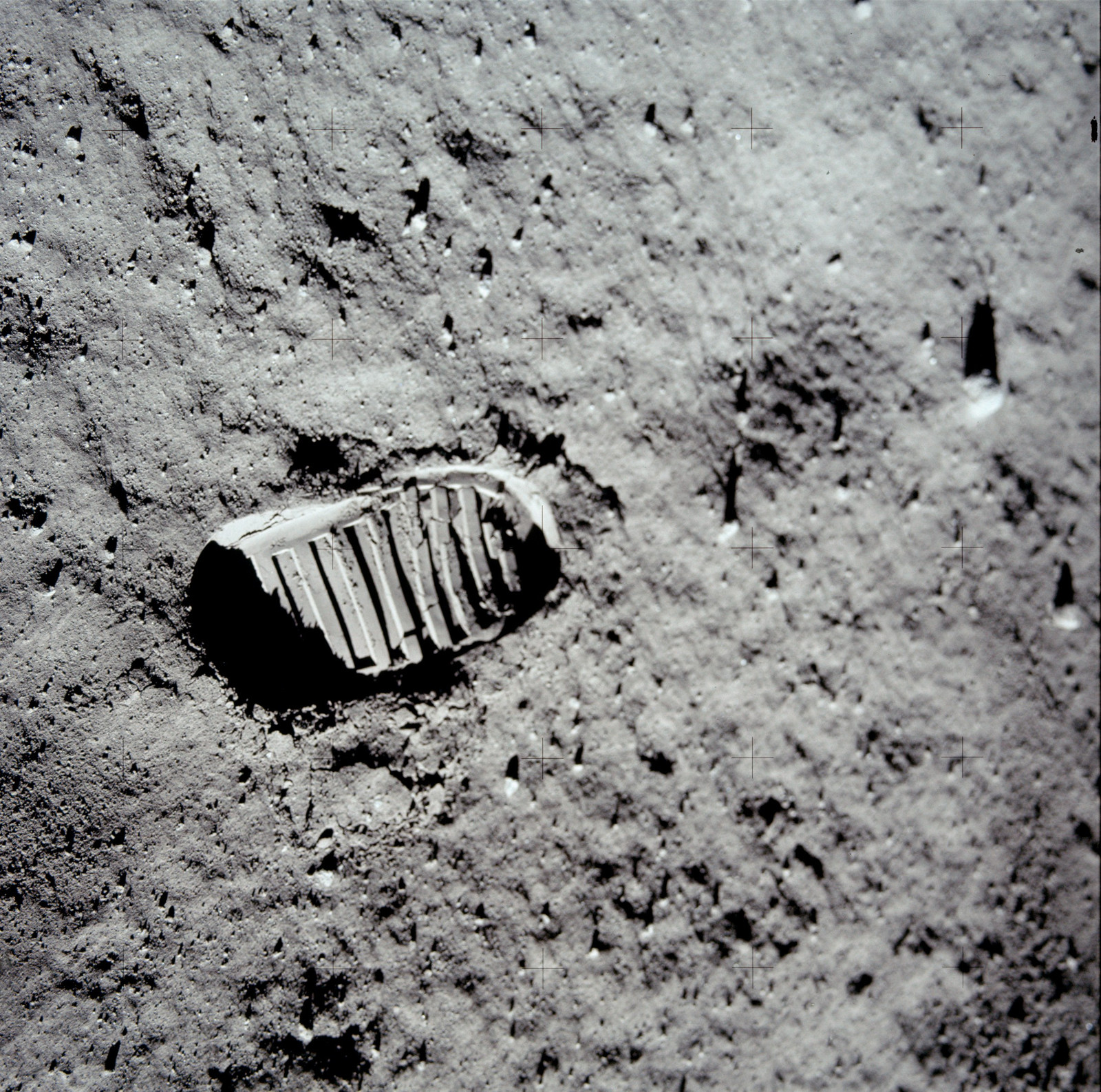 Un’impronta lasciata da Buzz Aldrin sul suolo lunare in Apollo 11. Credit: NASA/Kipp Teague
