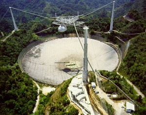 Il radiotelescopio di Arecibo (H. Schweiker/WIYN and NOAO/AURA/NSF)