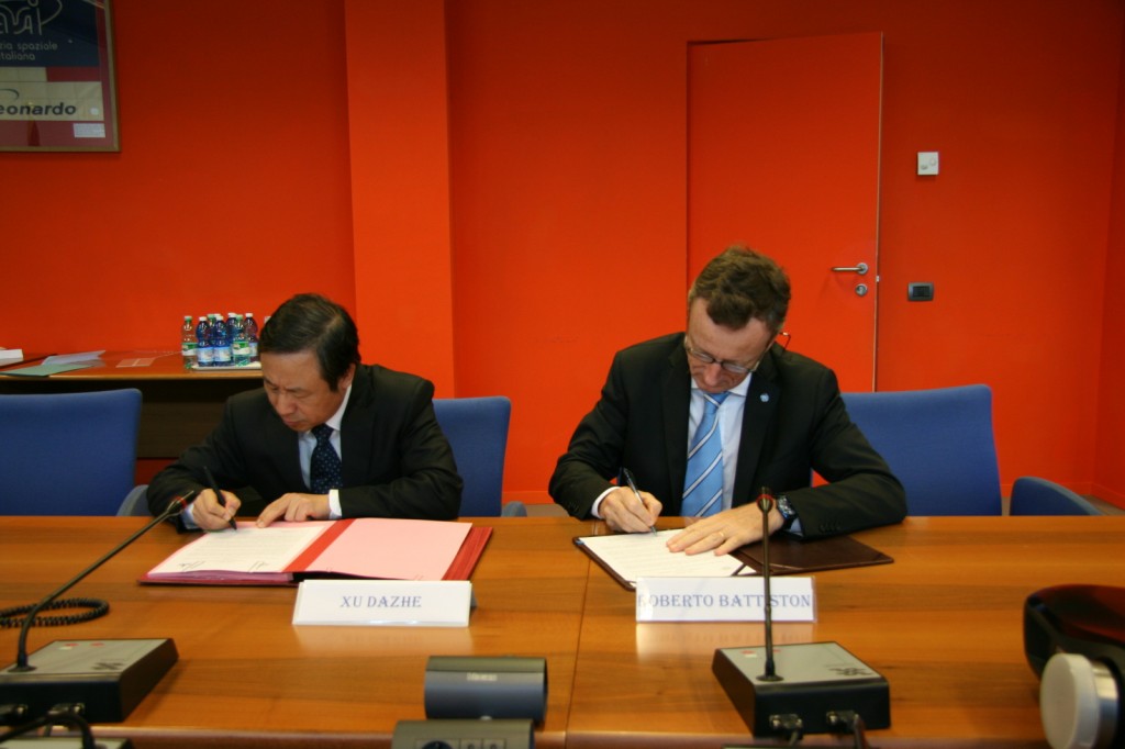 Il presidente della CNSA Xu Dazhe e dell'ASI Roberto Battiston firmano a Roman un accordo di cooperazione spaziale nel luglio del 2014. Credit: ASI