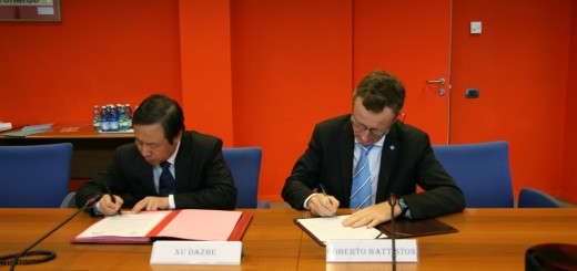 Il presidente della CNSA Xu Dazhe e dell'ASI Roberto Battiston firmano a Roman un accordo di cooperazione spaziale nel luglio del 2014. Credit: ASI