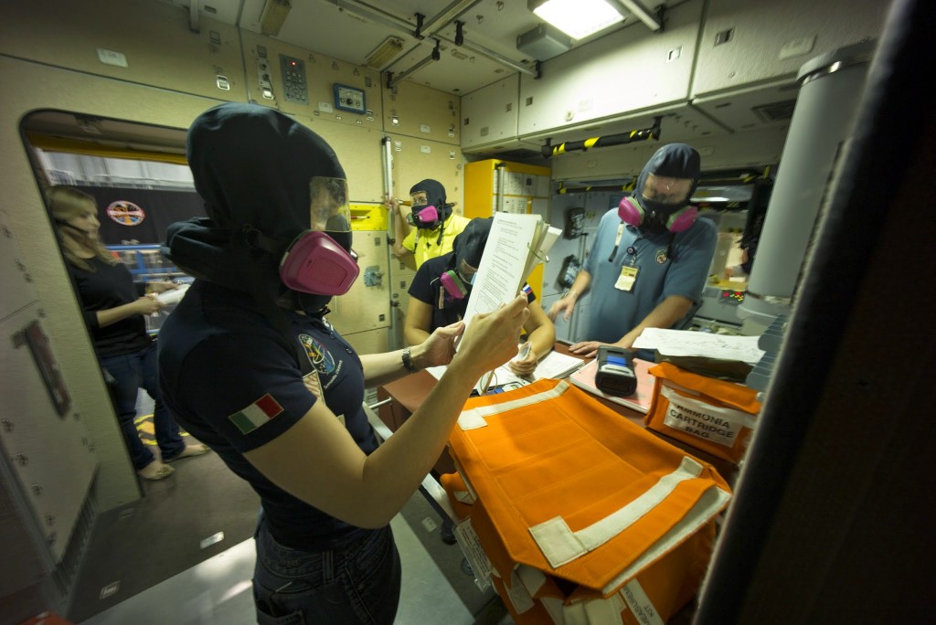 Samantha Cristoforetti con il respiratore in una simulazione di fuga di ammoniaca sulla ISS al JSC. credit: ESA/Corvaja