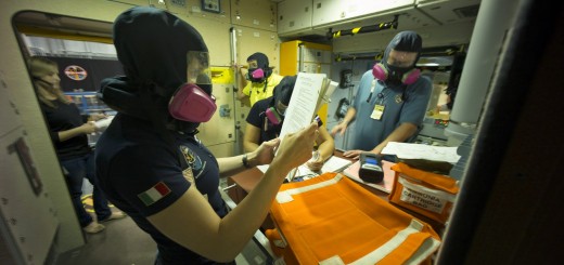 Samantha Cristoforetti con il respiratore in una simulazione di fuga di ammoniaca sulla ISS al JSC. credit: ESA/Corvaja