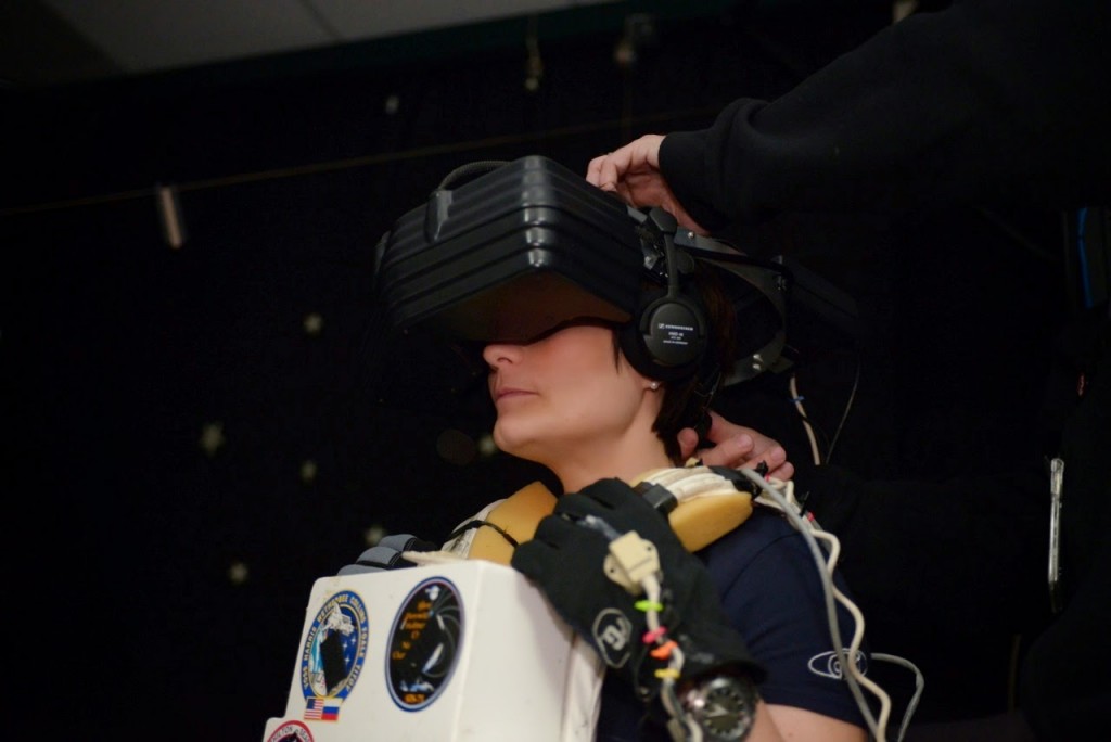 Samantha Cristoforetti con gli occhiali e i guanti nel laboratorio di Realtà Virtuale del JSC. Credit: NASA