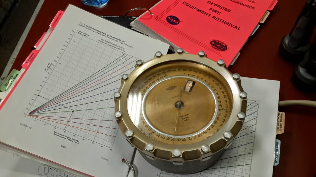 Il manometro e i grafici utilizzati a Star City nelle simulazioni di depressurizzazione della ISS. Credit: Samantha Cristoforetti