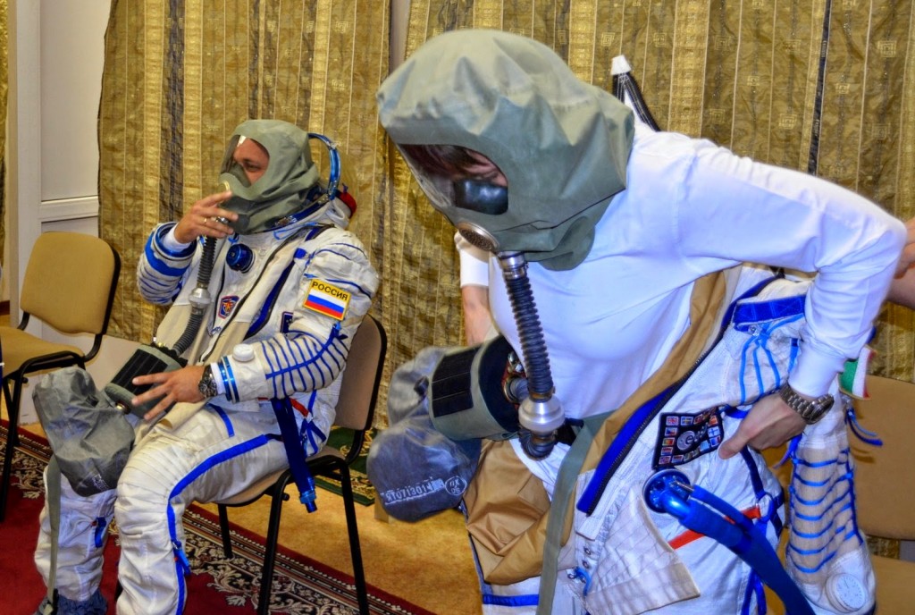 Samantha Cristoforetti a Star City in una simulazione di evacuazione della ISS per la contaminazione dell'atmosfera in un incendio. Credit: Gagarin Cosmonaut Training Center
